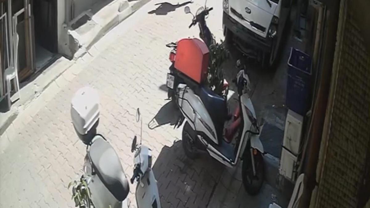 Kağıthane’de tıraşını beğenmediği berberi bıçaklayıp kaçtı; o anlar kamerada