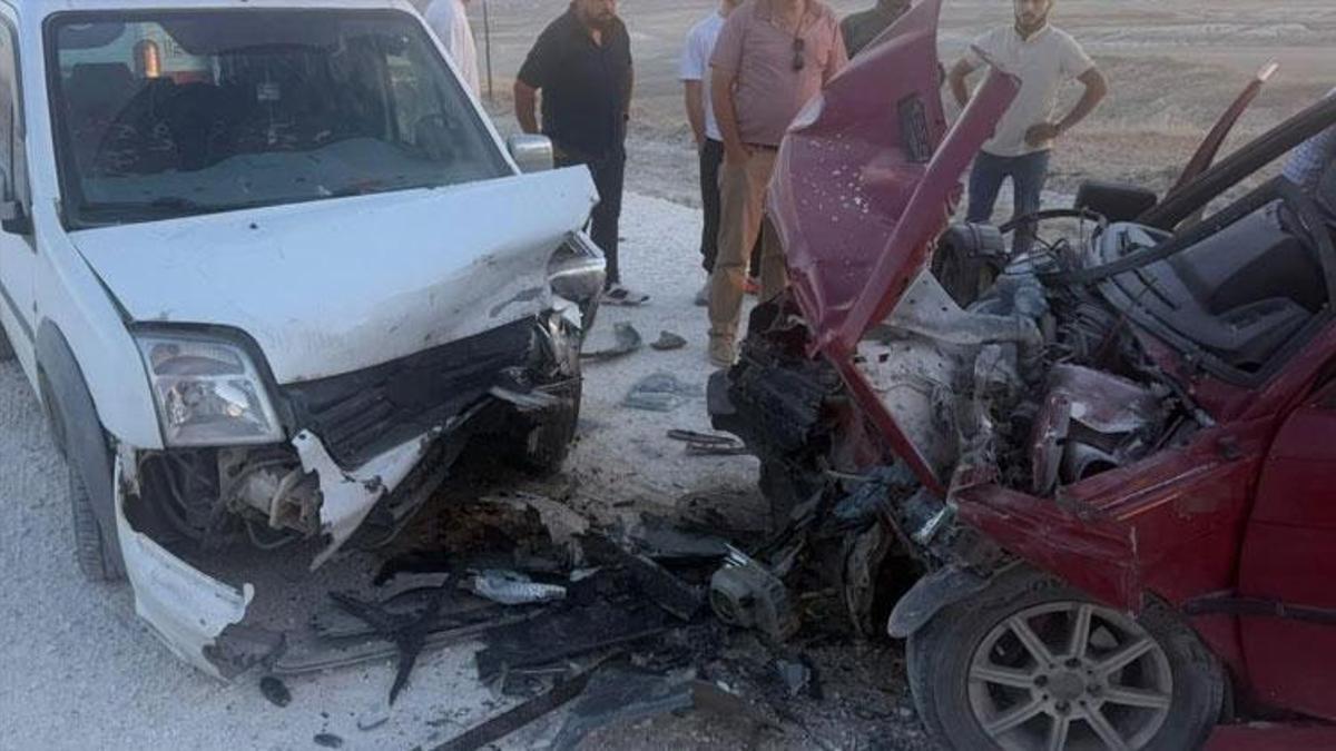 İki araç kafa kafaya çarpıştı 1'i ağır 3 kişi yaralandı