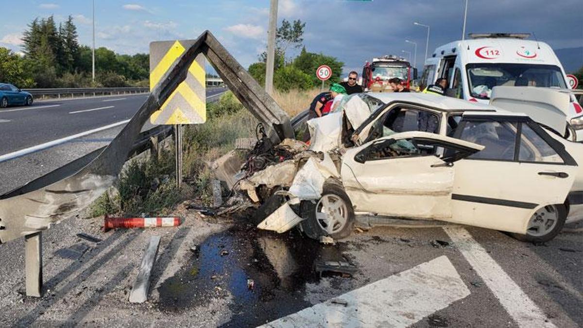 Anadolu Otoyolu geçişinde kontrolden çıkan otomobil bariyerlere çarptı