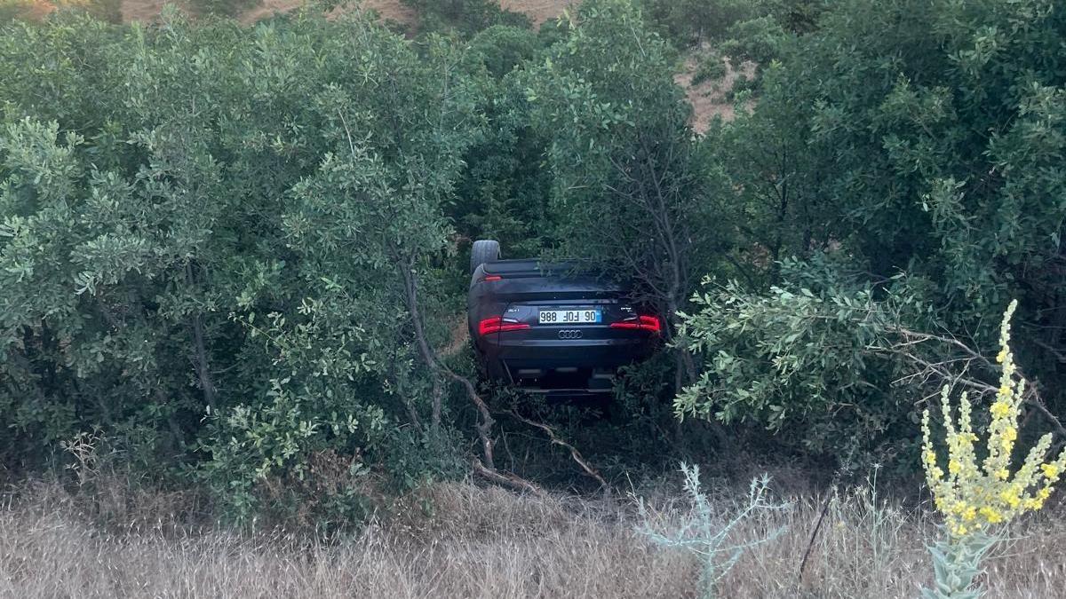 Bingöl’de otomobil şarampole devrildi: 3 yaralı