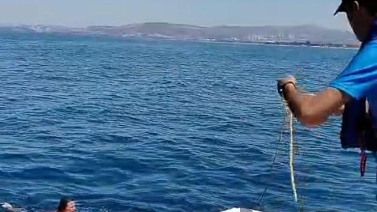 Kuşadası'nda akıntıyla açığa sürüklenen kadını deniz polisi kurtardı
