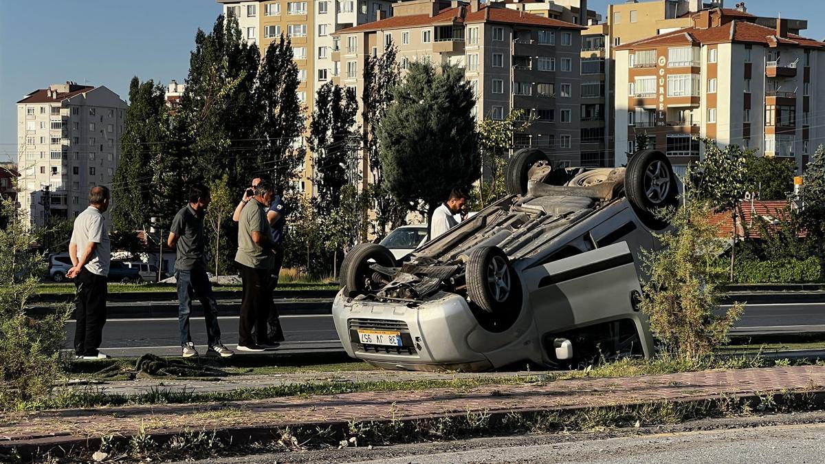 Kayseri’de hafif ticari araç takla attı: 2 yaralı