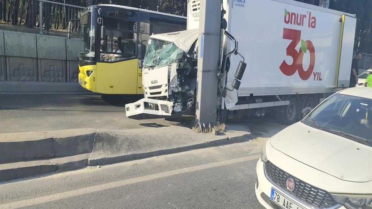 Bahçelievler'de kamyonet direğe çarptı: D-100'de korkunç kaza