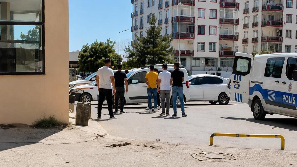 Yolunu kesip darbettikleri kişinin ruhsatlı tabancasını alıp kaçtılar