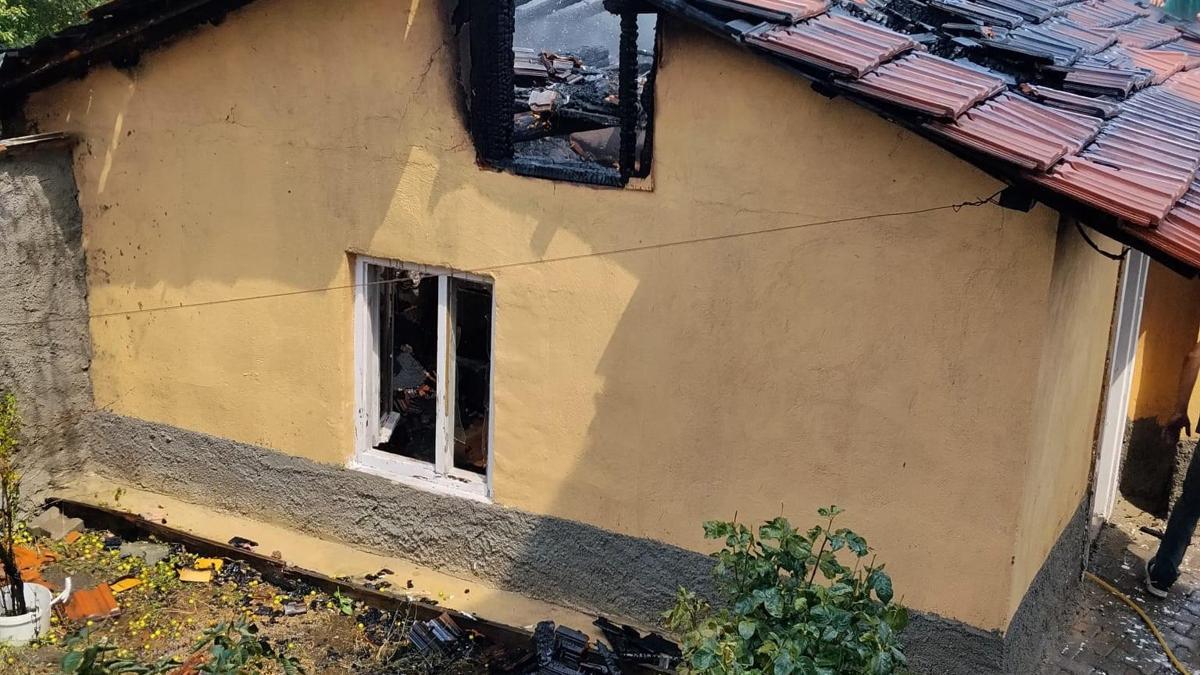 Köy evinin mutfağında çıkan yangını, itfaiye ekipleri söndürdü