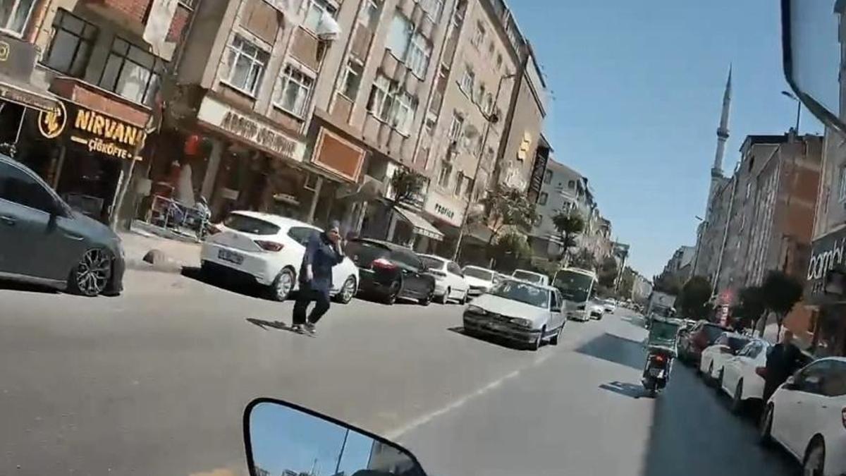 Esenler'de otomobilin kadına çarptığı anlar kamerada