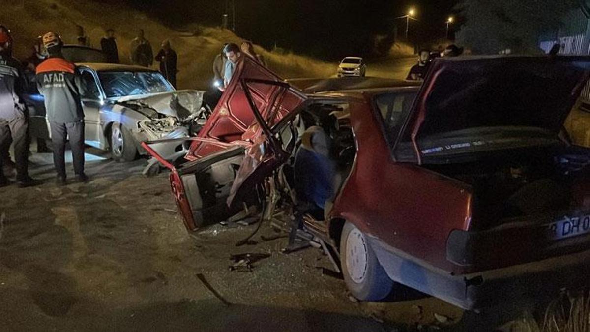 2 otomobil kafa kafaya çarpıştı 6 kişi yaralandı