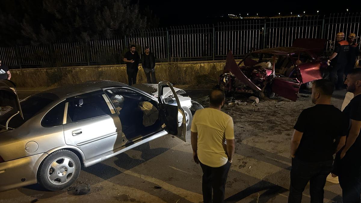 Sivas'ta iki otomobil çarpıştı: 6 yaralı