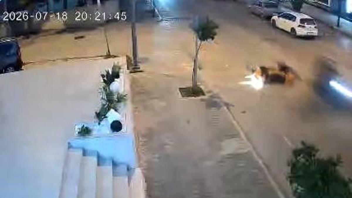 Kozan'da 2 motosikletin çarpıştığı kaza kamerada