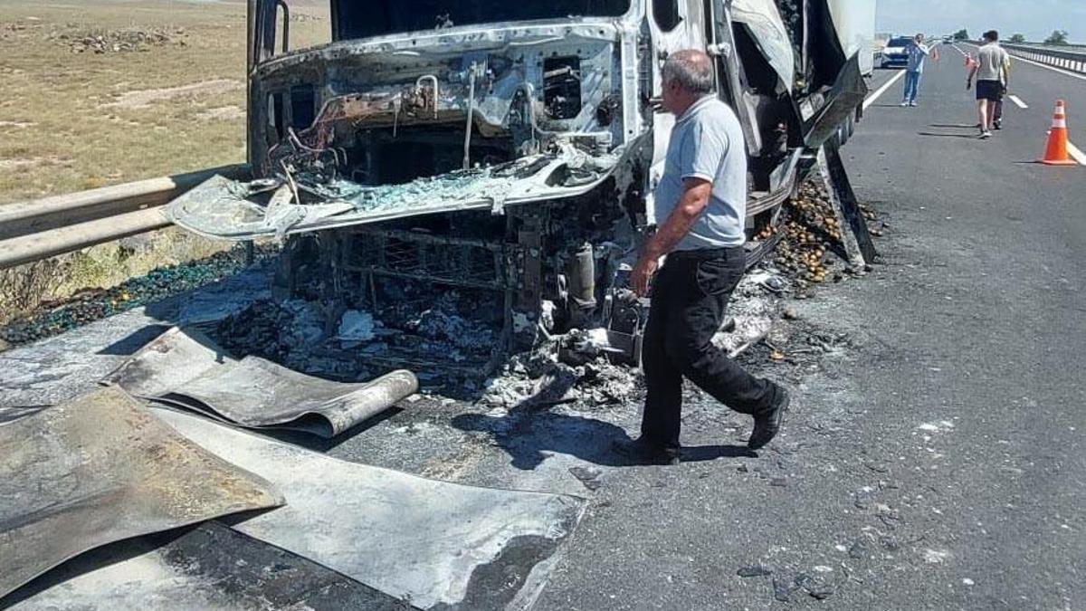 Konya'da sebze yüklü TIR yandı