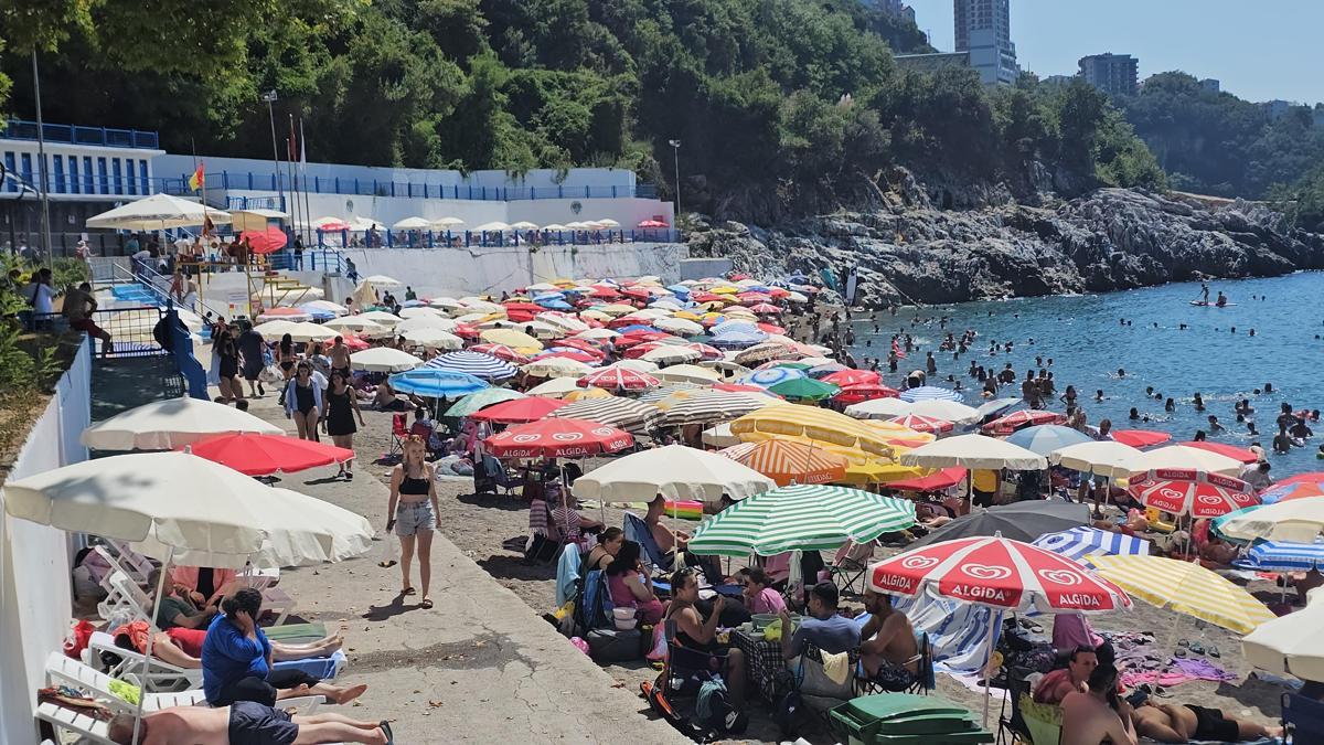 180 metrelik Kapuz Plajı hafta sonu dolup taştı