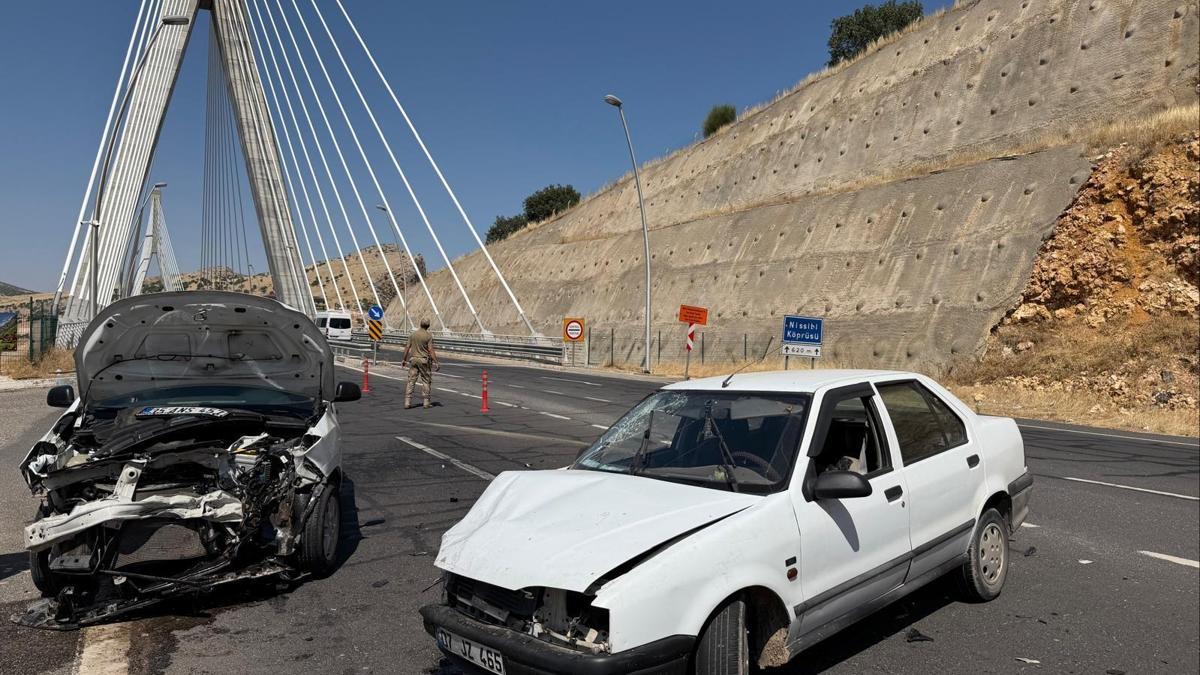 Şanlıurfa'da hafif ticari araç ile otomobilin çarpıştığı kazada 2 kişi yaralandı
