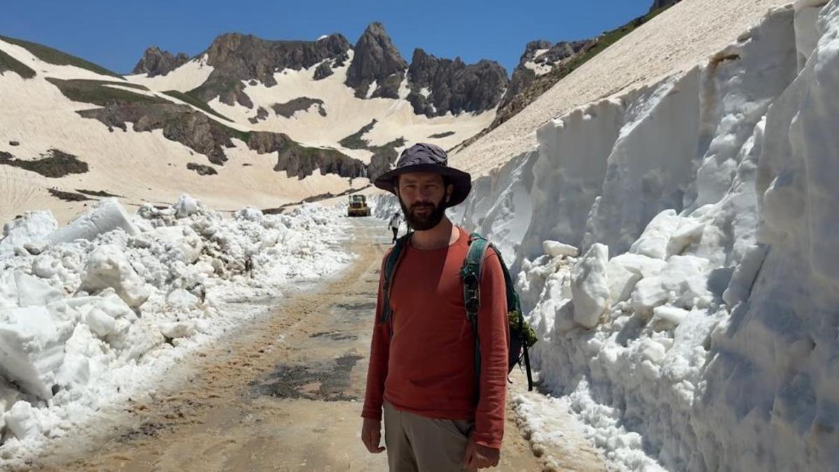 Temmuz ayında serinleten kar gezisi! 5 metrelik tünellerde ilerliyorlar