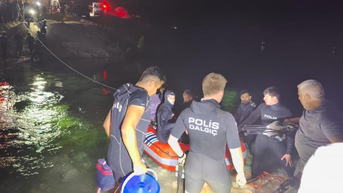 Fırat Nehri'nde su seviyesinin yükseldi! Mahsur kalan 26 kişi kurtarıldı