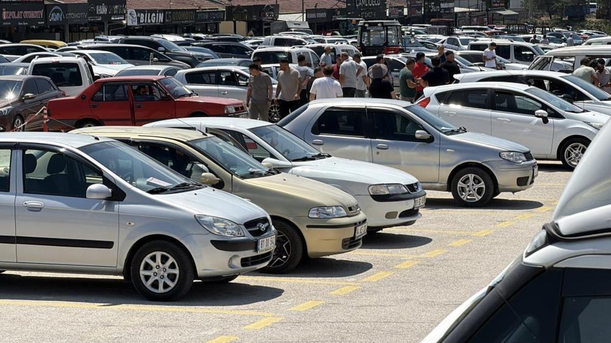 Araç alacaklar dikkat! Fiyatlar durgunluktan dibe vurdu