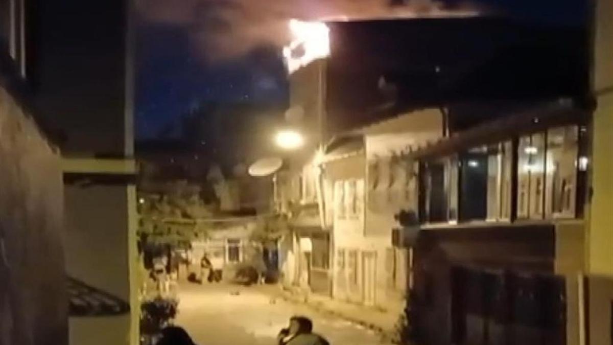 Fatih'te yangın çıktı, itfaiye eri müdahale sırasında yaralandı