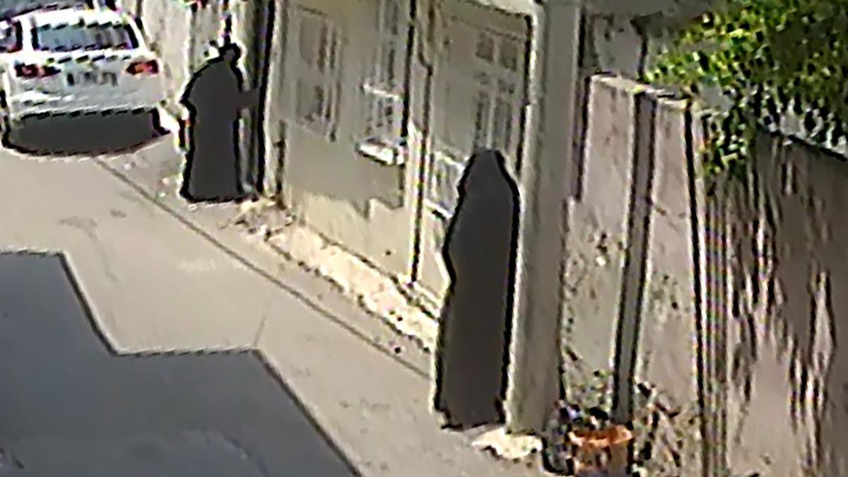 Çarşaf giyip, maymuncukla kapısını açtıkları evden altın ve para çaldılar