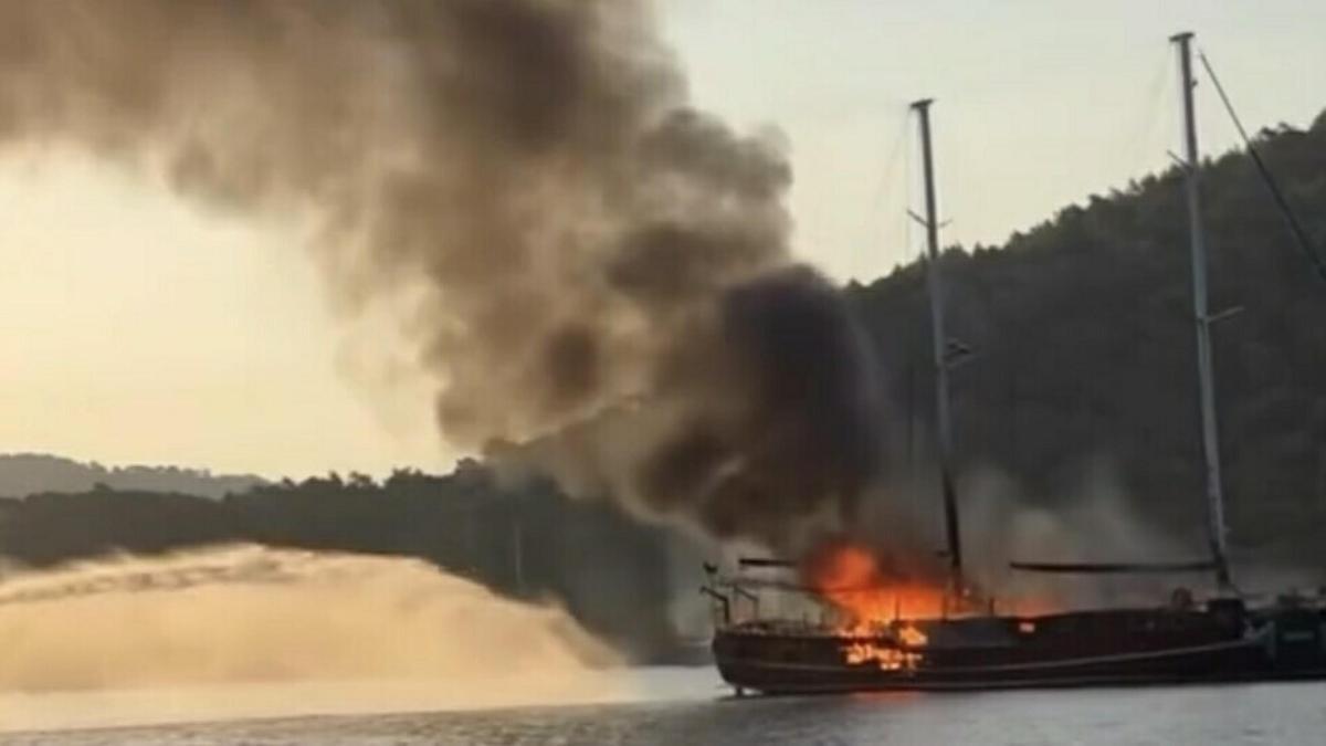 Göcek açıklarında tekne yandı, yolcular ve mürettebat tahliye edildi