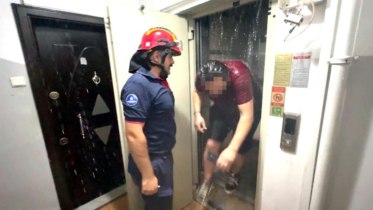 Avcılar’da boşaltılan sitedeki su saatini söktü; binayı su basınca asansörde kaldı