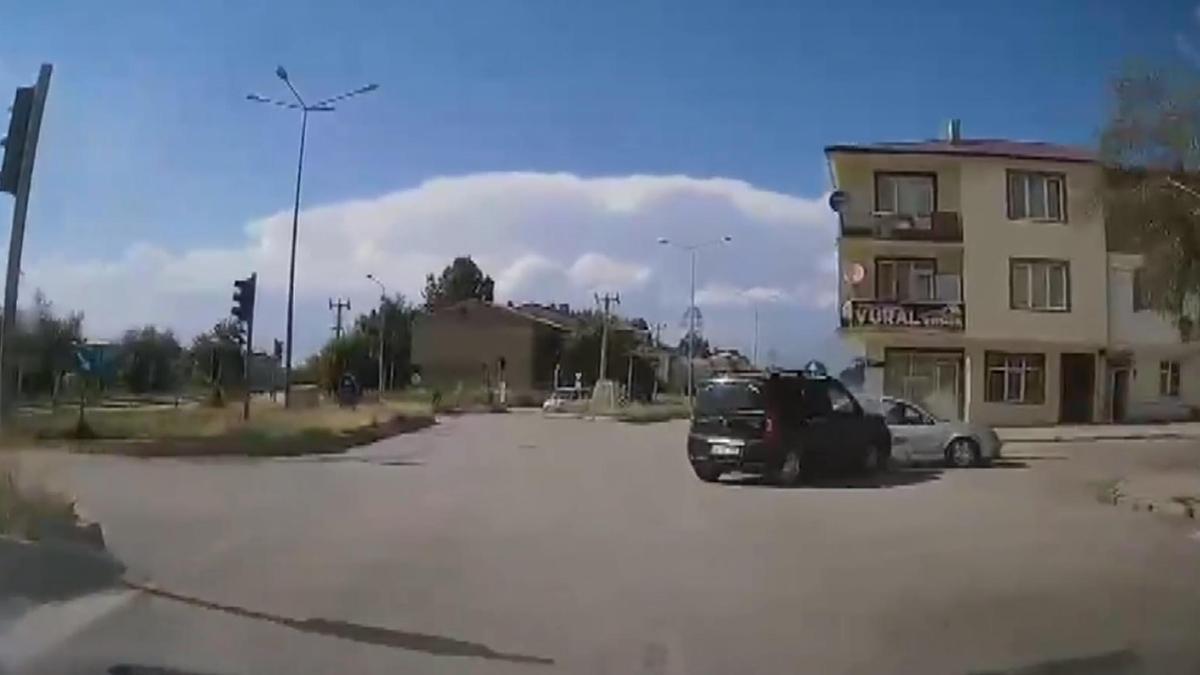 7 kişinin yaralandığı kaza araç kamerasında