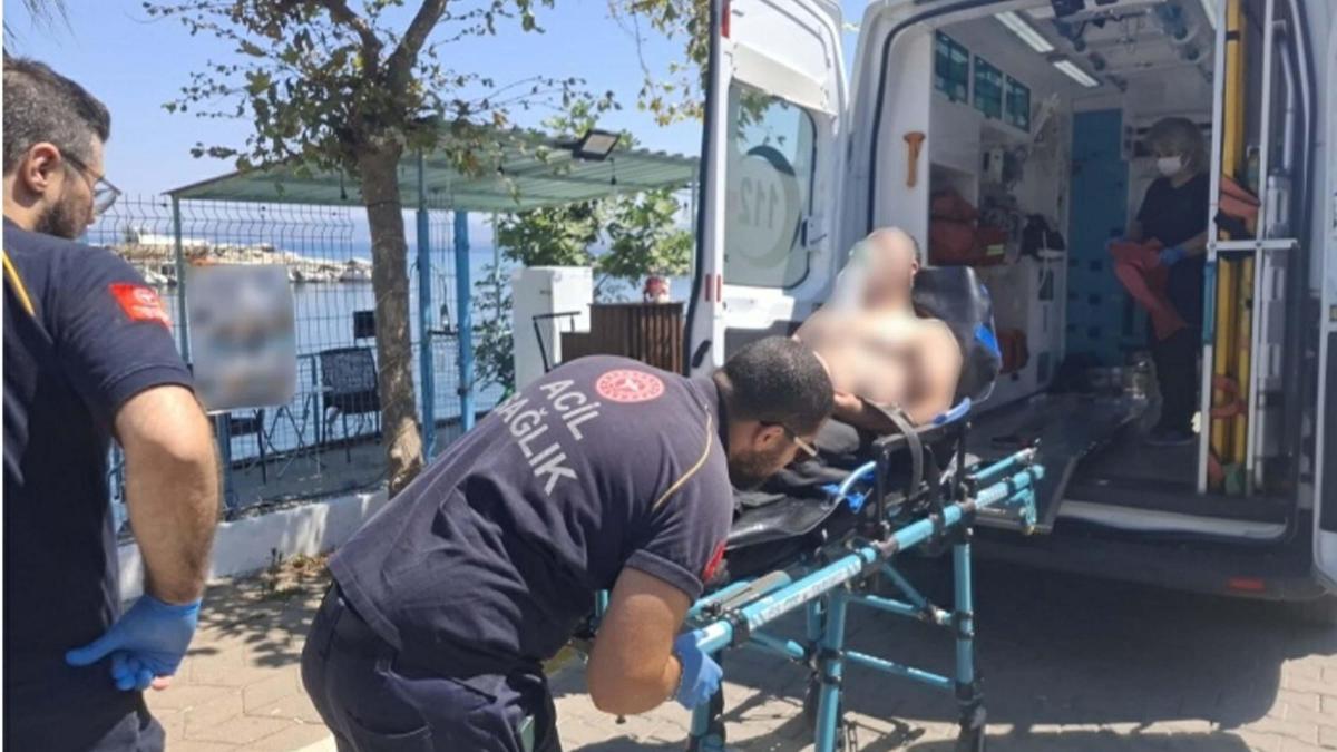 Kuşadası'nda tur teknesinde rahatsızlanan bir kişiye tıbbi tahliye