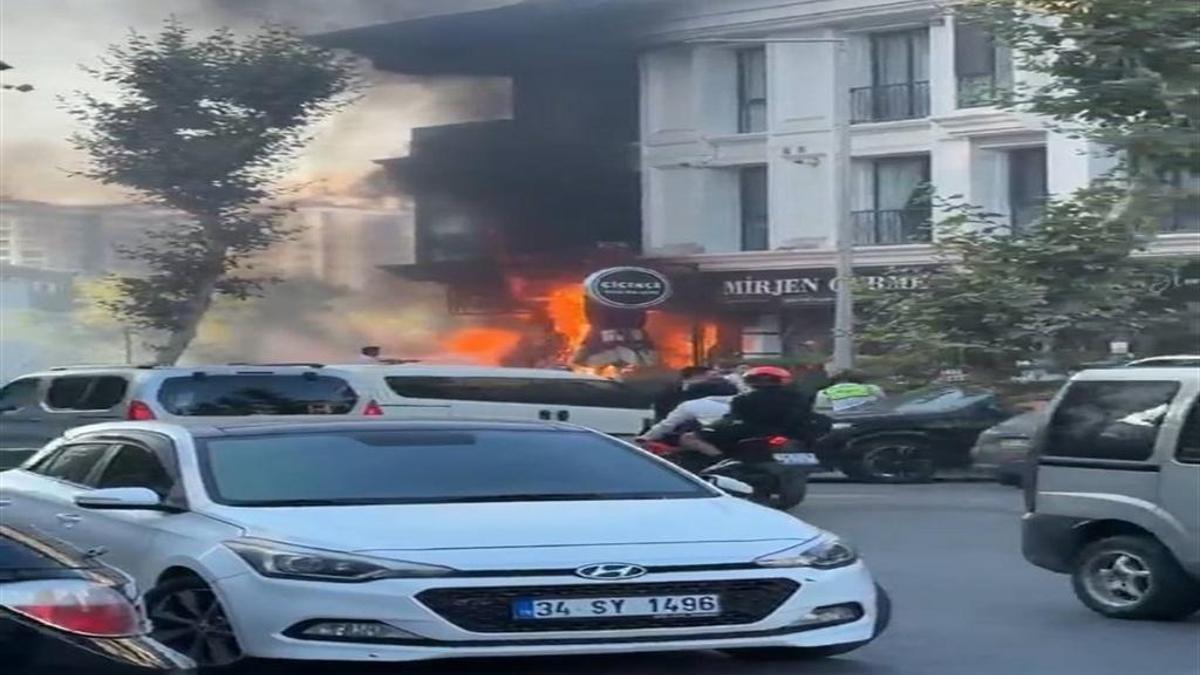 Beylikdüzü'nde korkutan yangın: İş yerinin üst katlarına sıçradı