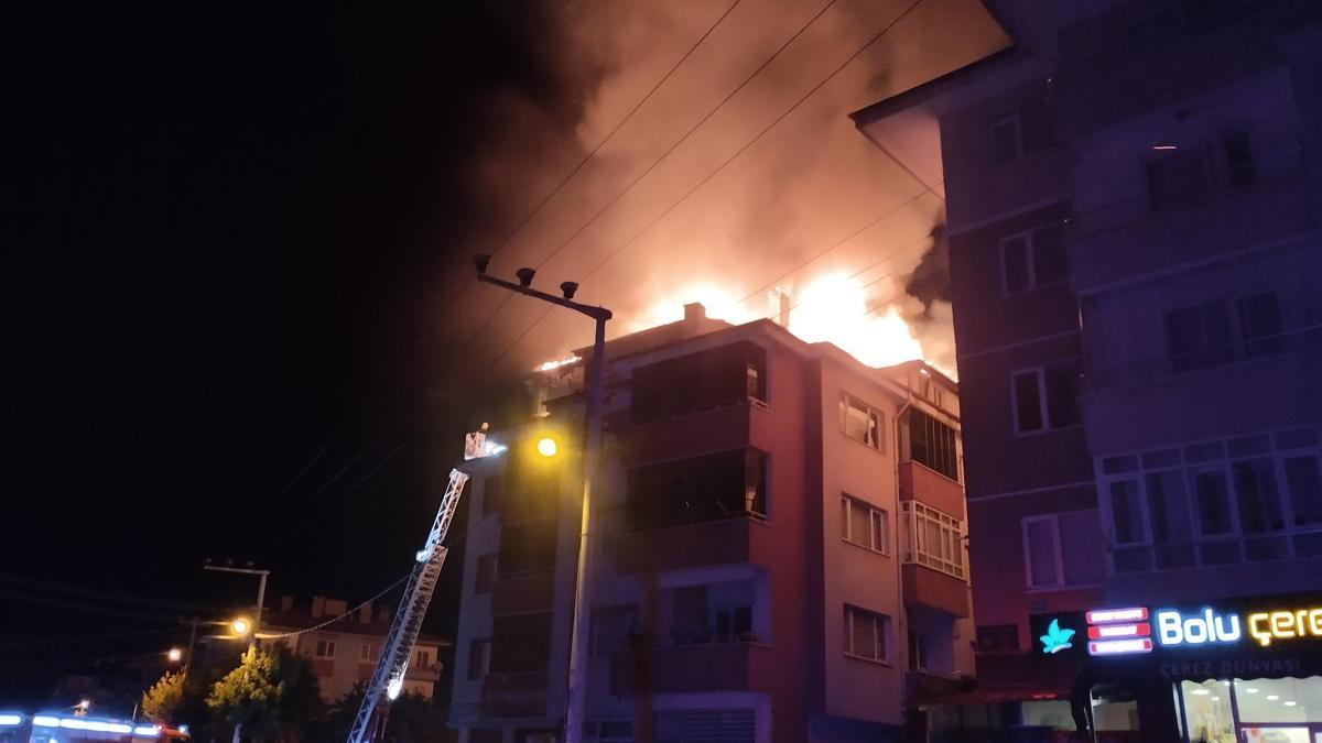 Bolu'da bir apartmanın çatı katı alev alev yandı