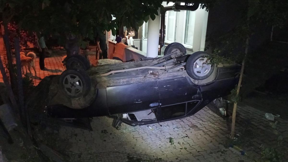 Çarşamba'da takla atan otomobil evin bahçesine girdi