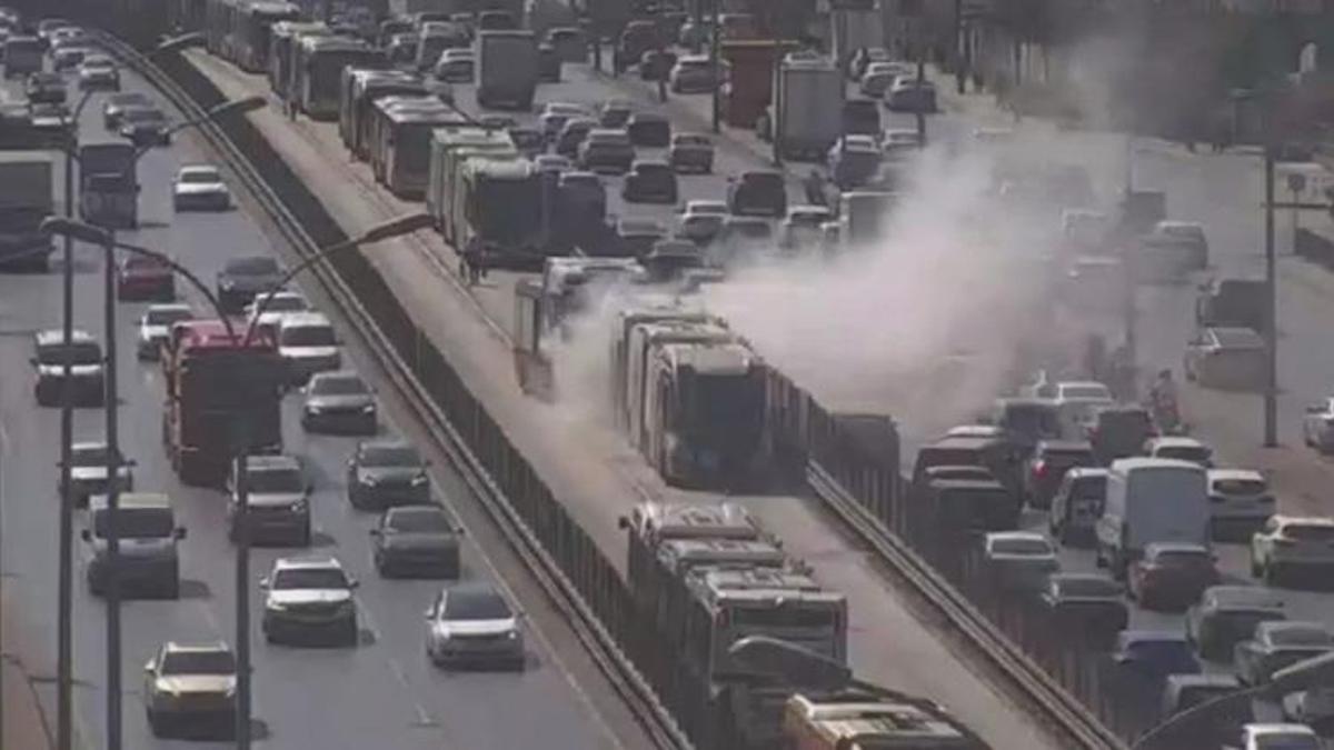 Avcılar'da metrobüsün motoru alev aldı! Yolcular panik yaşadı