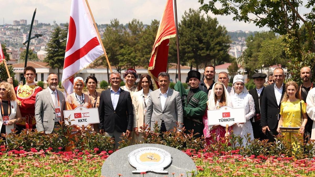Samsun'a gelen 12 ülkeden dansçılar Başkan Doğan'ı ziyaret etti