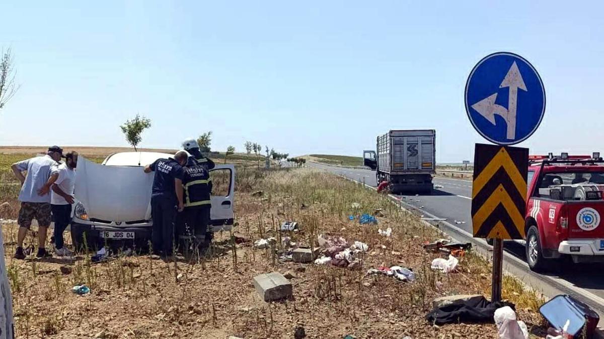 Kamyon ile hafif ticari araç çarpıştı; 2 ölü, 3 yaralı