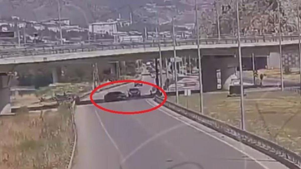 Geri manevra yapan otomobilin, başka bir araçla çarpıştığı kaza kamerada
