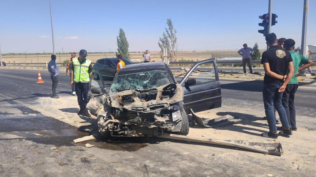 Otomobil, kırmızı ışıkta bekleyen kamyonete çarptı: 3 yaralı