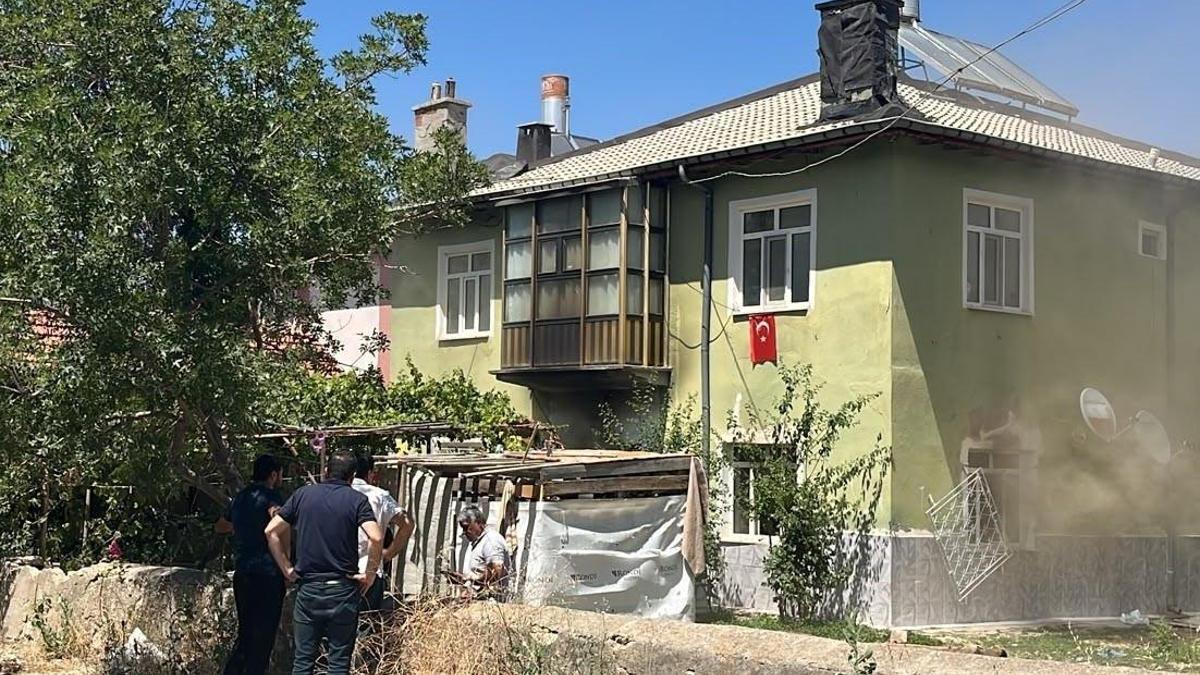 2 katlı evde yangın çıktı; içerideki 6 çocuğu itfaiyeciler kurtardı