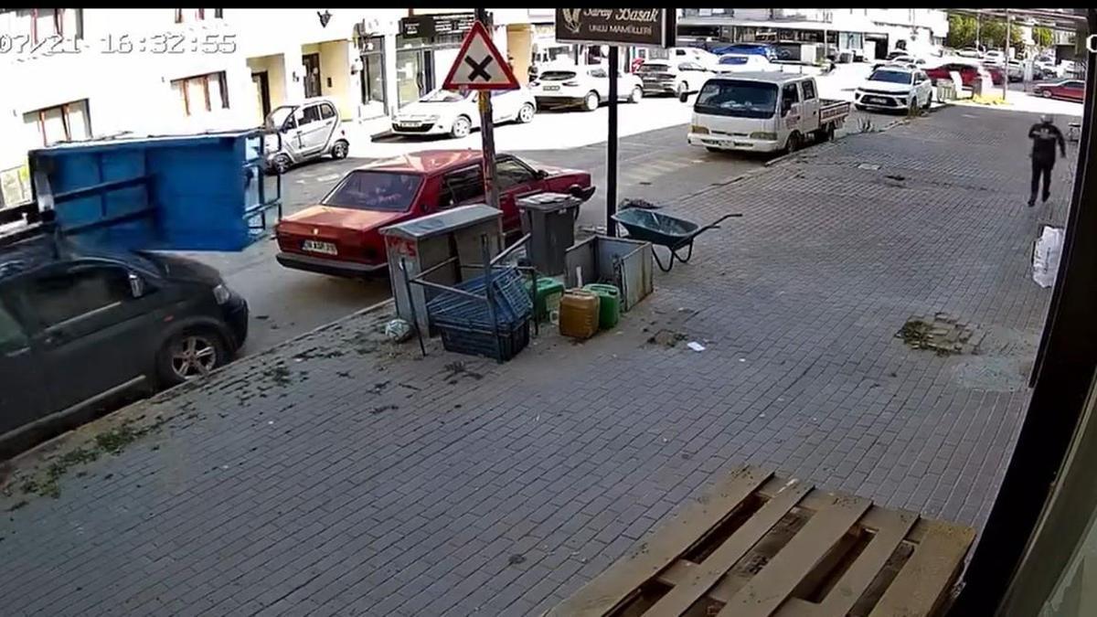 Eşya taşıma asansörünün minibüsün üzerine devrildiği anlar kamerada