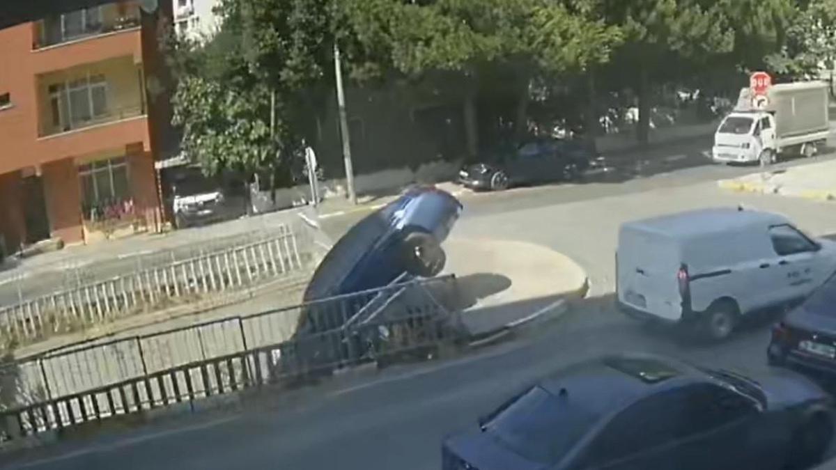 Pendik'te otomobil dereye düştü; kaza kamerada