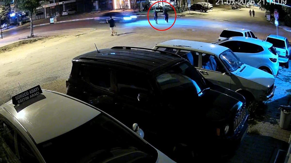 Otomobilin çarptığı kadın öldü; kaza kamerada