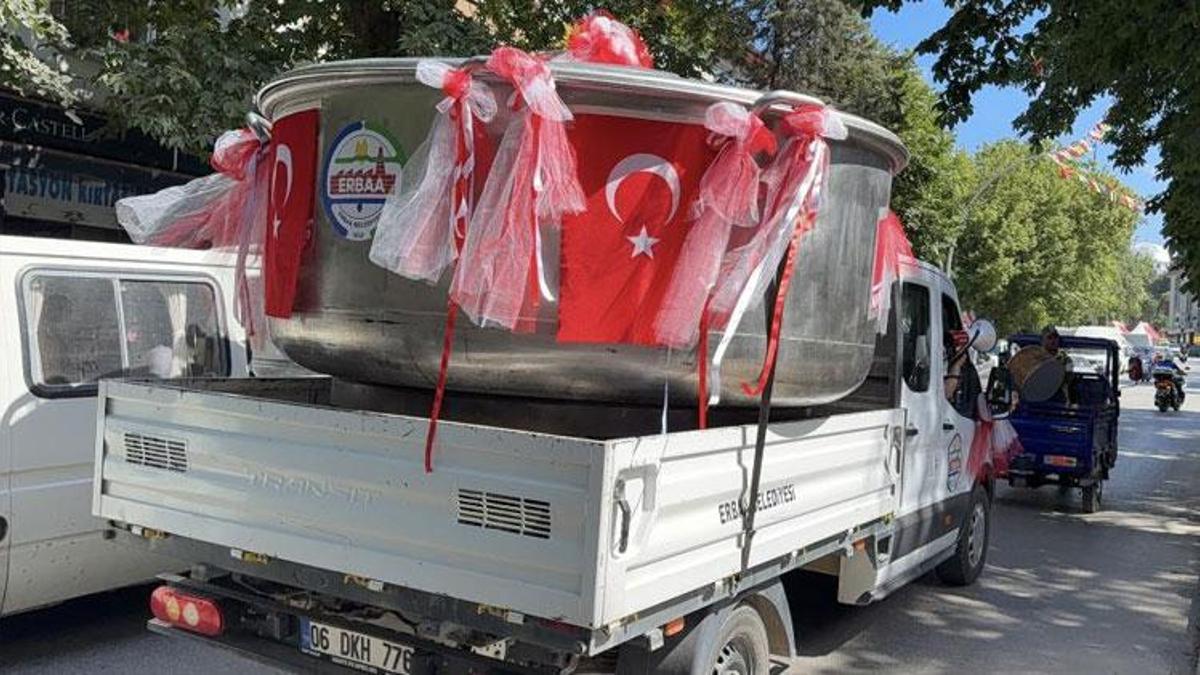 100 bin 60 adet baklalı dolmanın pişirileceği dev kazan iş makinesiyle taşındı