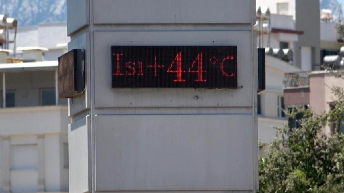 Antalya'da termometreler patladı! 44 dereceyi görenler denize akın etti
