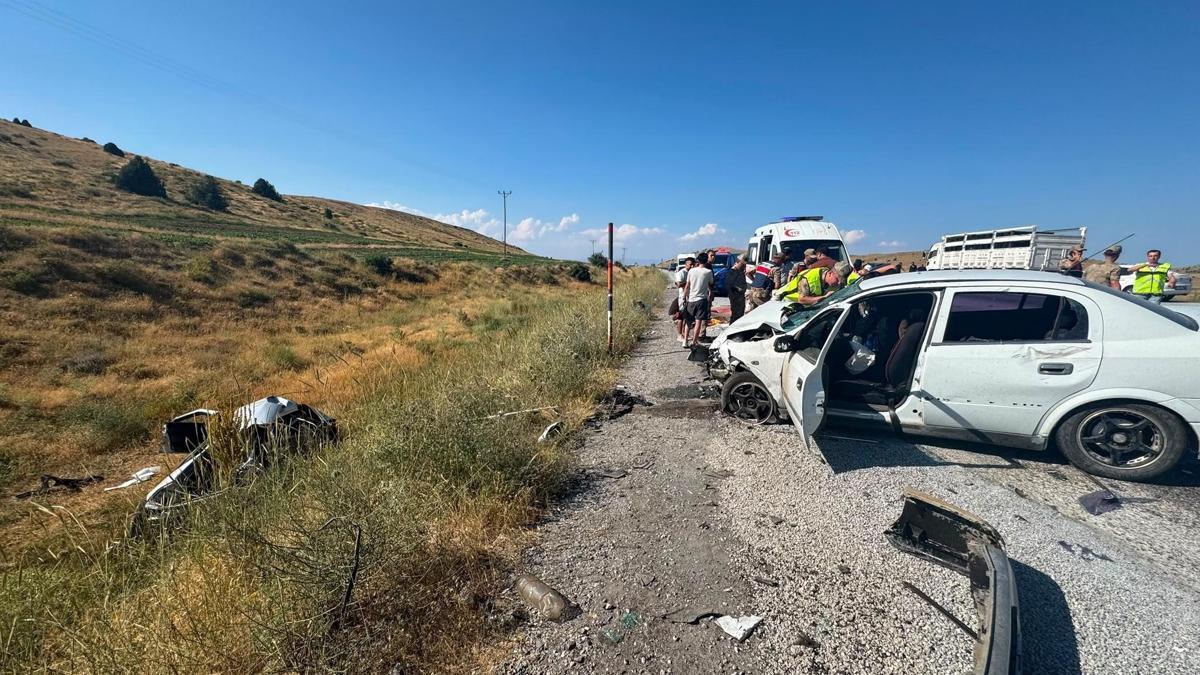 Bitlis'te iki otomobilin çarpıştığı kazada 6 kişi yaralandı