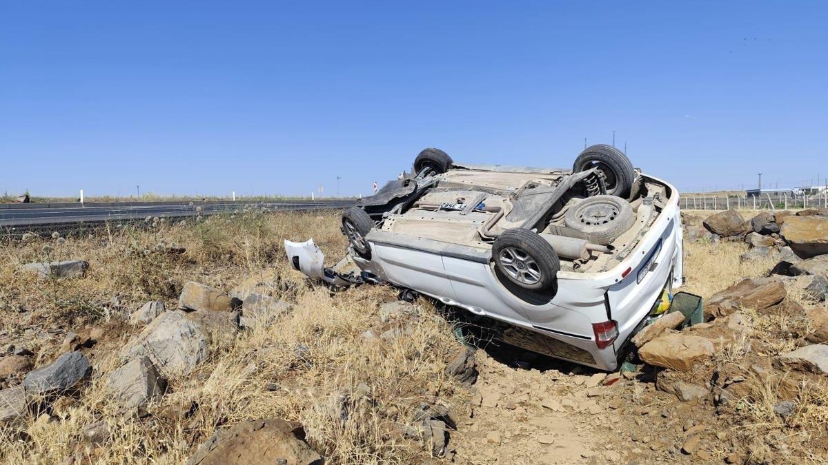 Şanlıurfa'da şarampole devrilen otomobildeki 4 kişi yaralandı