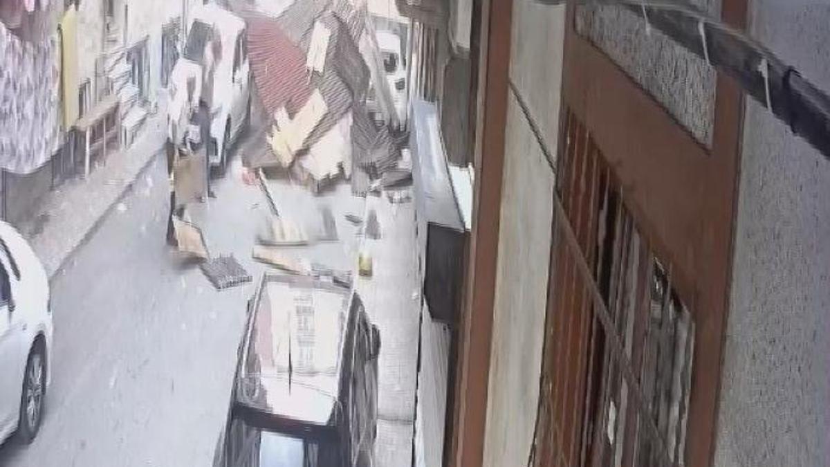 Esenler'de çocuklar fırtına nedeniyle uçan çatının altında kalmaktan son anda kurtuldu