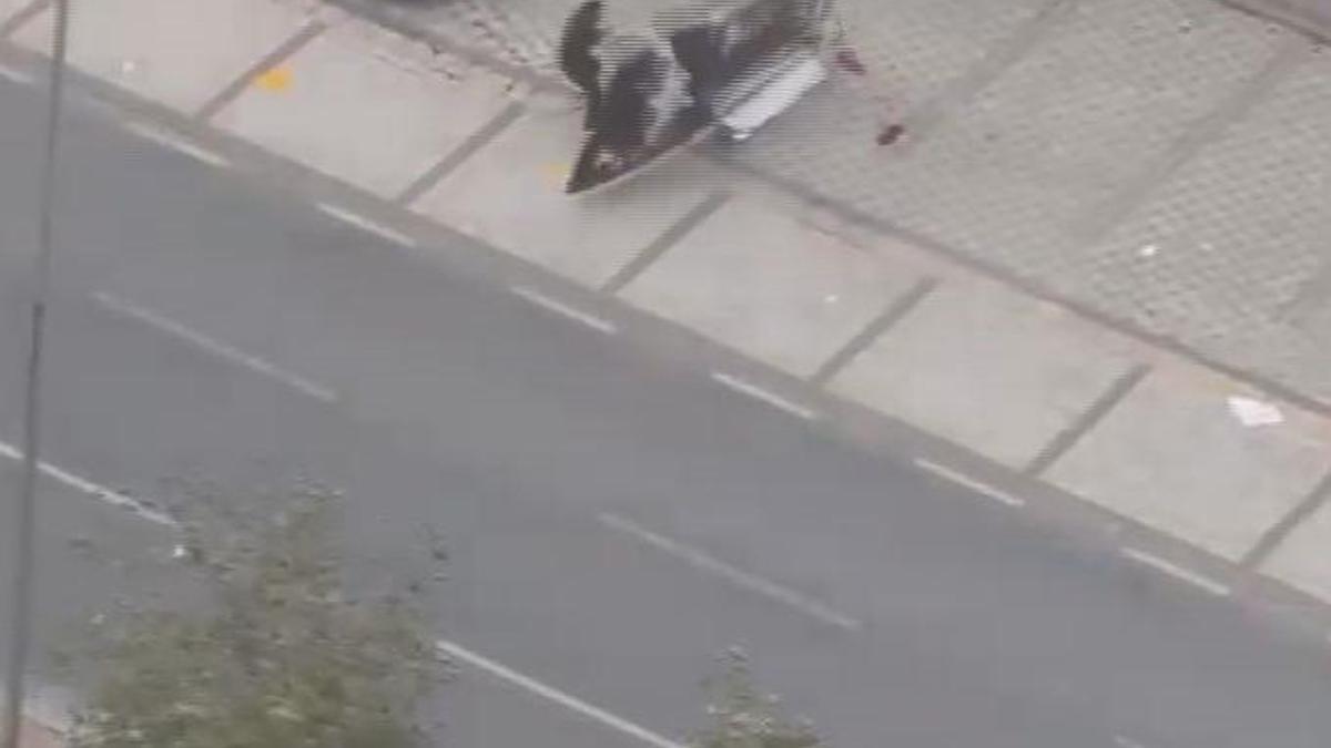 Avcılar'da fırtına nedeniyle sürüklenen tabela yolda yürüyen yayanın üzerine devrildi