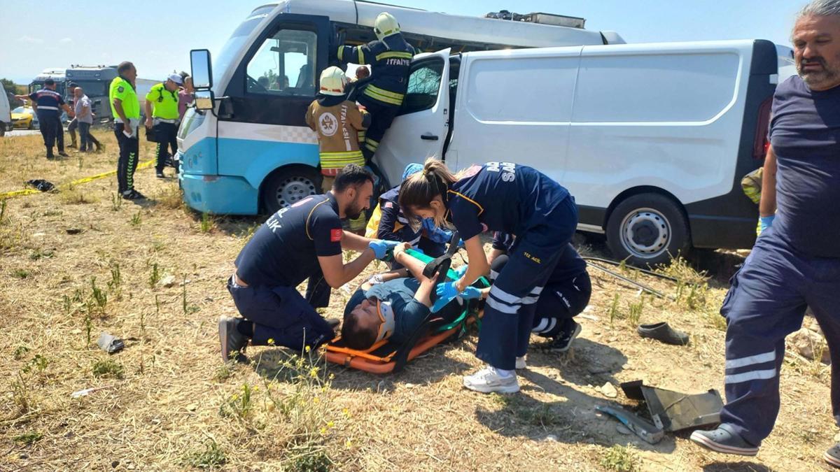 Manisa’da iki minibüs çarpıştı; ölü ve yaralılar var