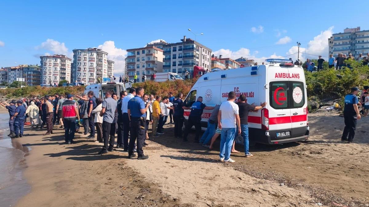 Denizde boğulma tehlikesi geçirenleri kurtarmak isteyen 2 kişi hayatını kaybetti