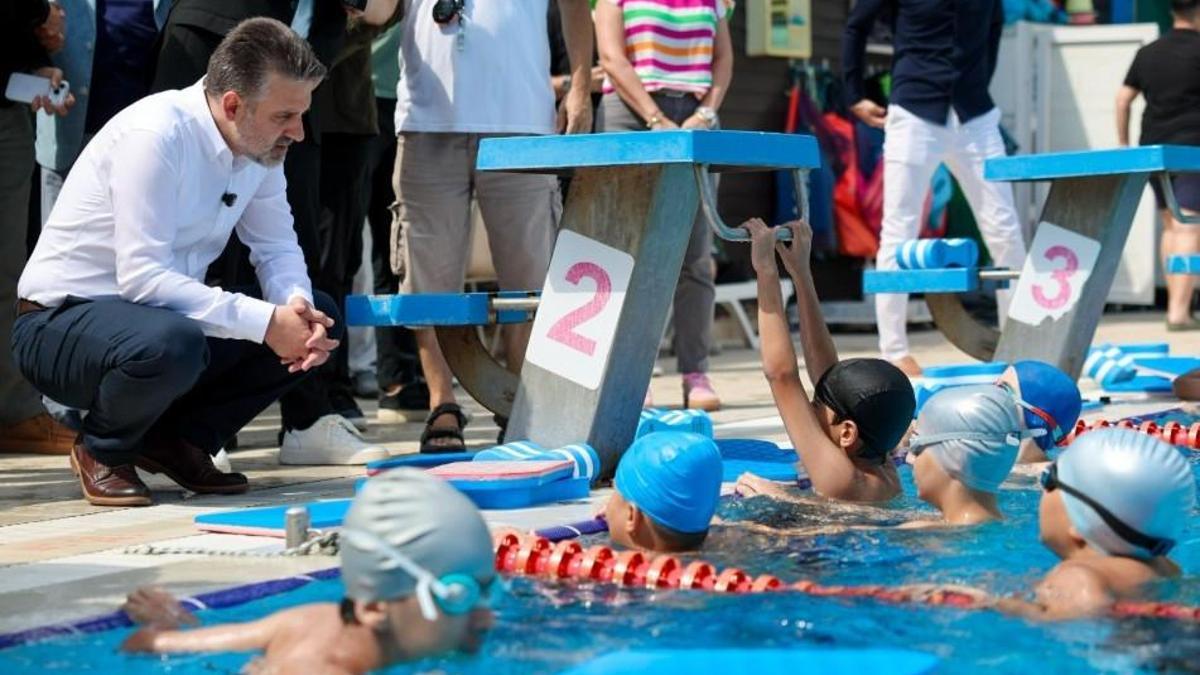 Başkan Vekili Biba'dan minik yüzücülere ziyaret