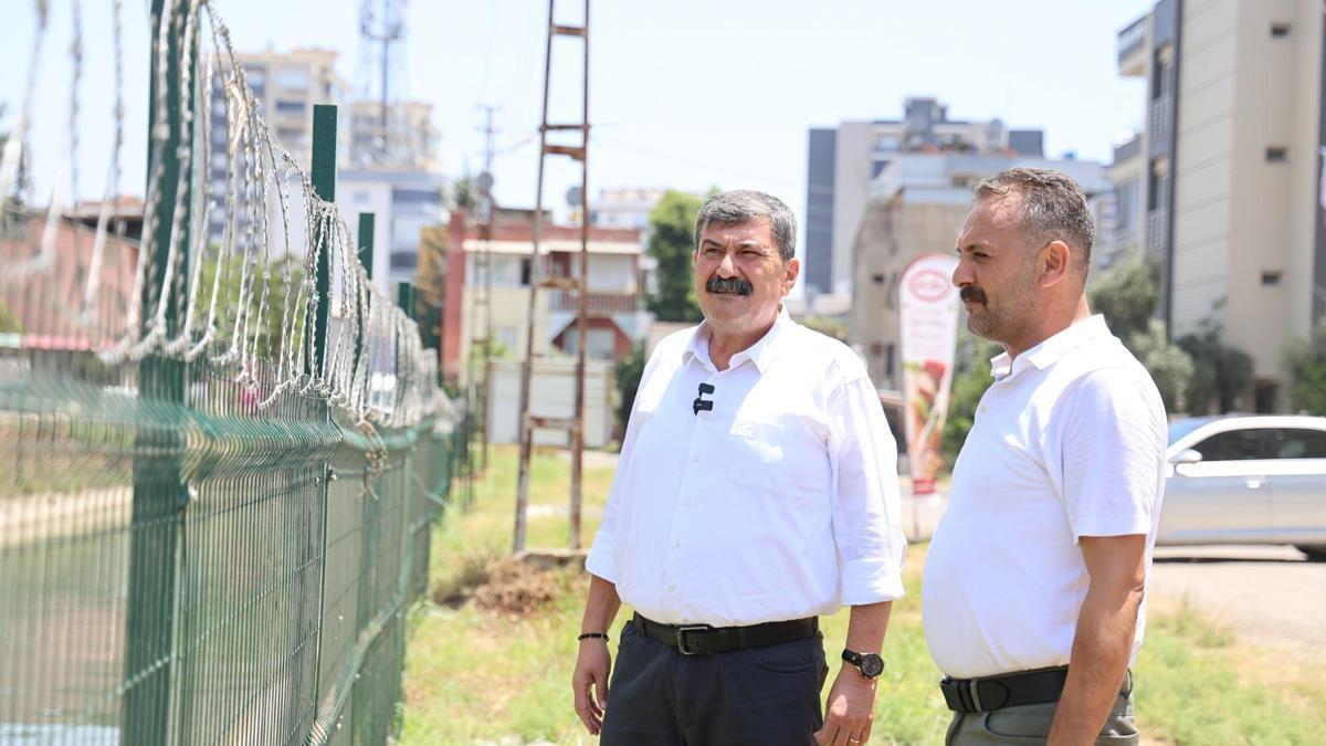 Toroslar Belediyesi, sulama kanalının etrafını çitle kapattı