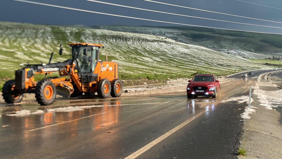 Ardahan-Göle yolu dolu nedeniyle geçici süre ulaşıma kapandı
