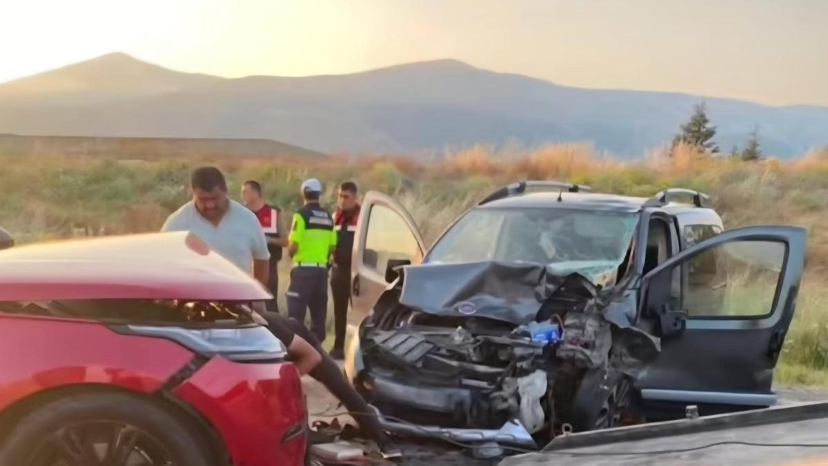 Hafif ticari araç ile otomobil kafa kafaya çarpıştı: 2 ölü, 4 yaralı
