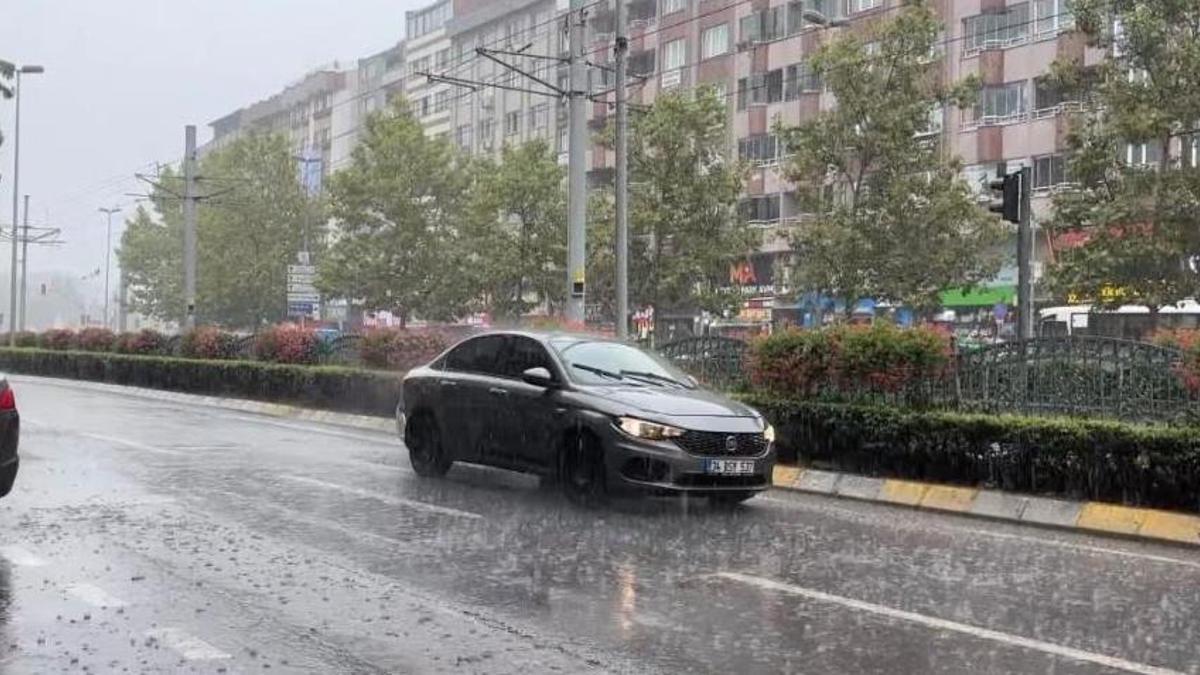 Kocaeli'de bir anda bastırdı! Sağanak yağmur hayatı felç etti